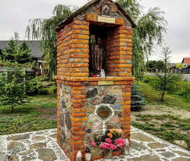 Kapliczka wykonana z kamienia przez Kamieniarstwo Kacpra