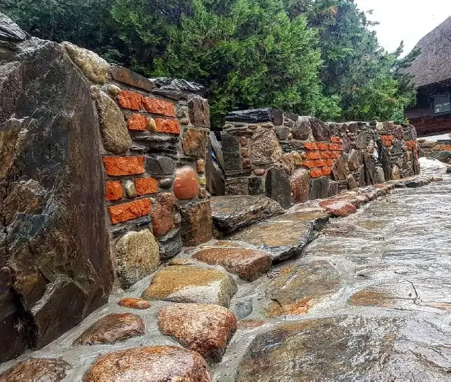 Murek oraz podjazd wykonane z kamienia przez Kamieniarstwo Kacpra